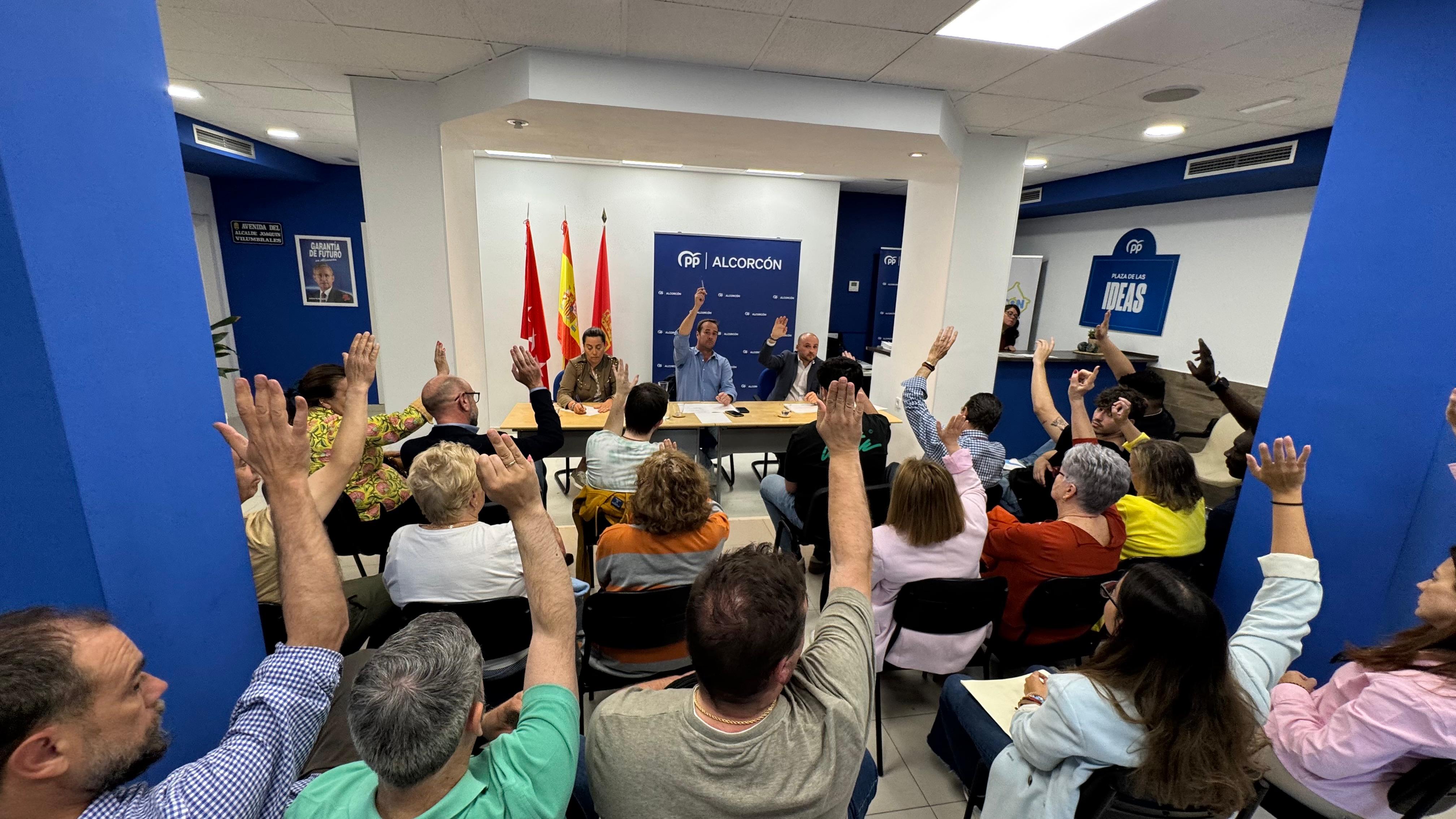 Vecinos participando en una reunión del PP de Alcorcón