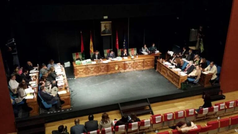 PSOE E IU  SE NIEGAN A VOTAR LA DECLARACIÓN DE RECHAZO A LAS AMENAZAS