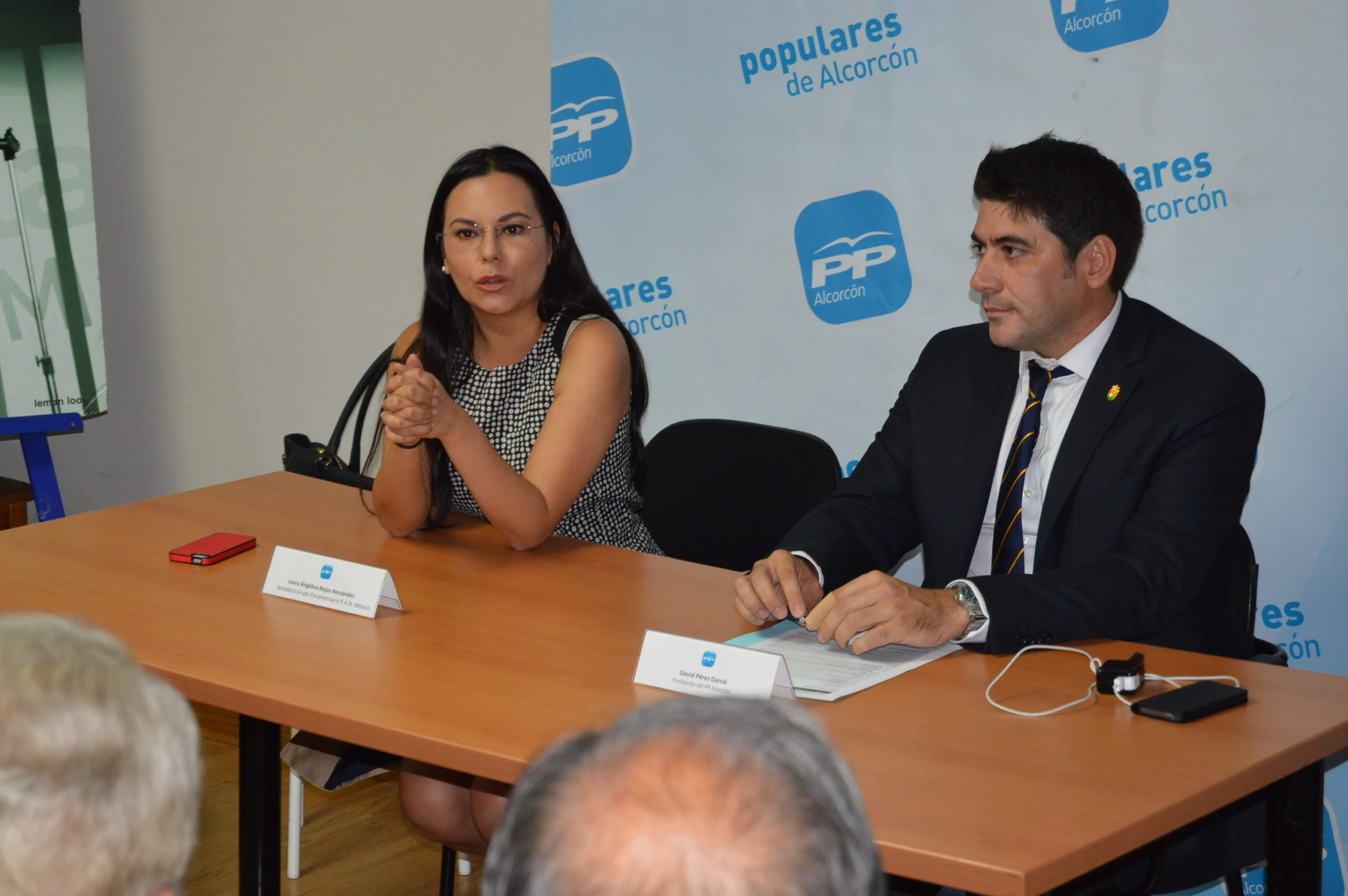 La senadora mejicana Laura Rojas mantiene un encuentro con afiliados del PP