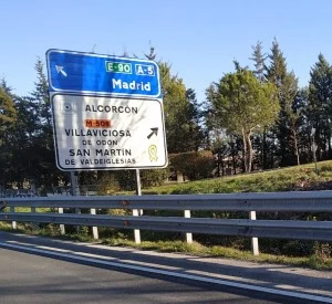 Aparecen lazos amarillos en la A-5