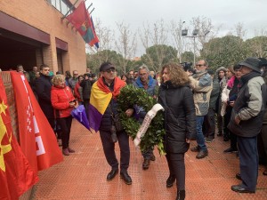 La alcaldesa exhibe banderas republicanas y comunistas en un acto&nbsp;institucional