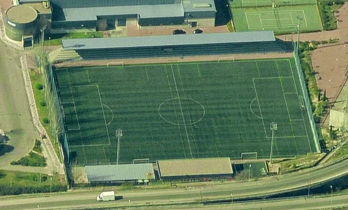 Natalia de Andrés pone en peligro el campo de fútbol 11 de césped artificial de “La Canaleja” en Alcorcón