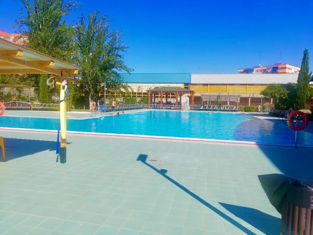 Quejas generalizadas de los usuarios de la Piscina de Los Cantos por la falta de servicio de restauración