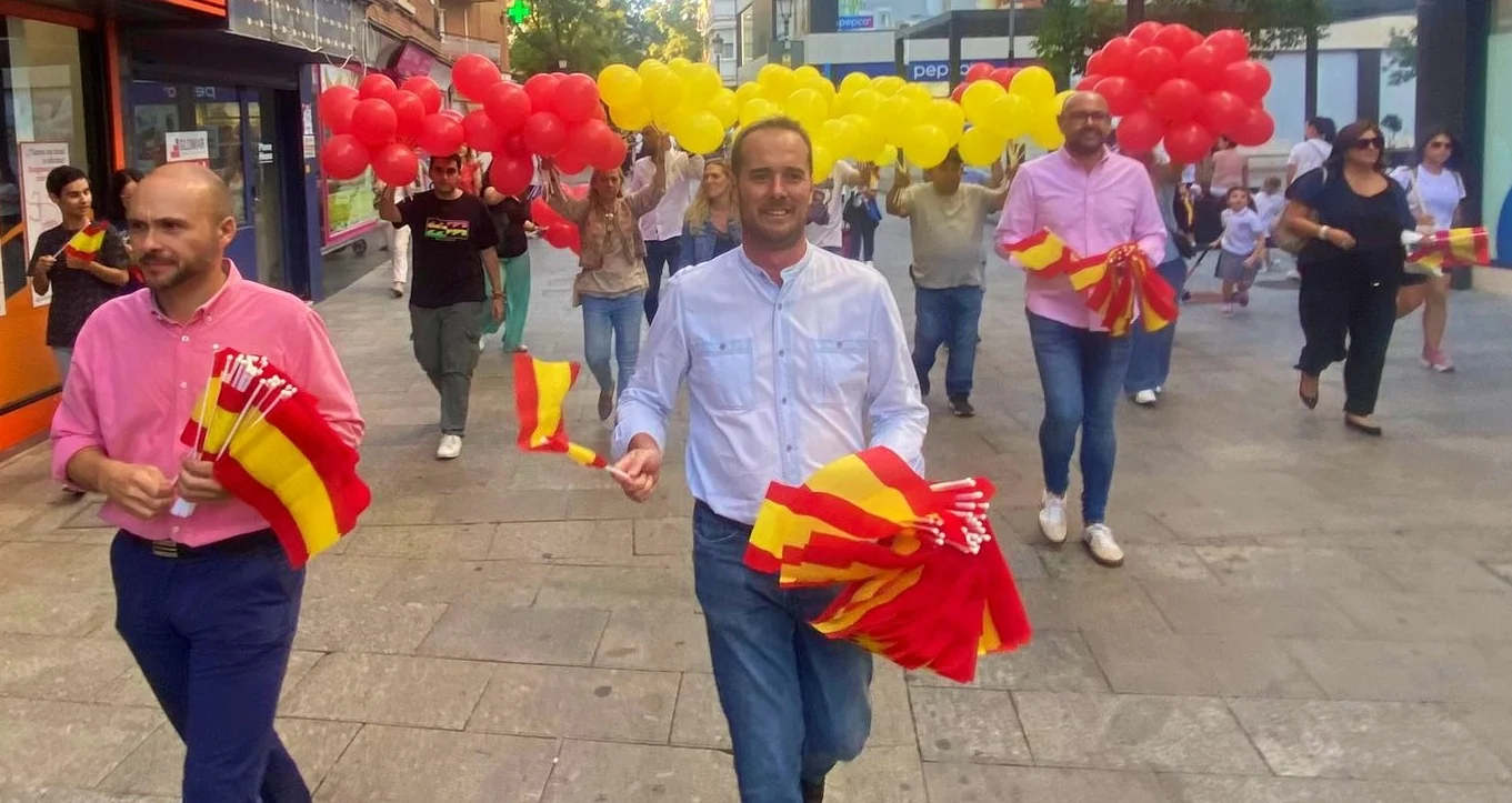 El PP de Alcorcón celebra la Fiesta Nacional con un colorido y multitudinario despliegue por las calles de la ciudad  