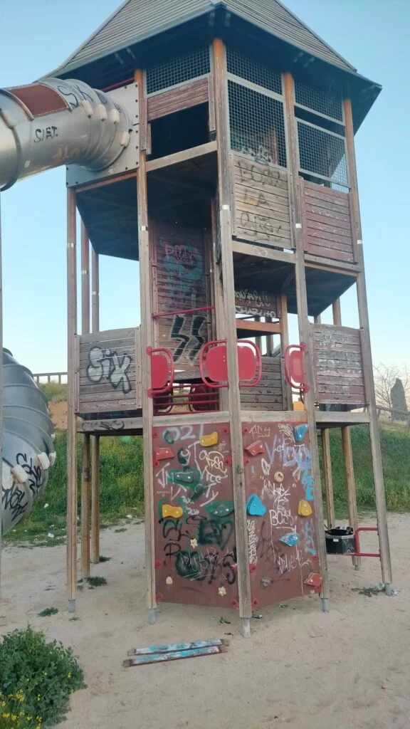“En el aire” la seguridad de los parques infantiles en Alcorcón