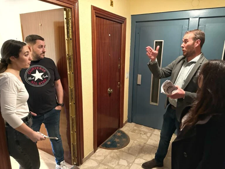 VUELVE EL “PUERTA A PUERTA” EN ALCORCÓN: EL PP COMPARTE SU TRABAJO CON LOS VECINOS