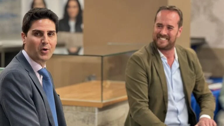 “GOBIERNO DE DÍAZ AYUSO: 2 MILLONES DE EUROS VS AYUNTAMIENTO DE ALCORCÓN: 0”. LA EDUCACIÓN DE NUEVO A DEBATE EN LA SEDE DEL PARTIDO POPULAR DE ALCORCÓN