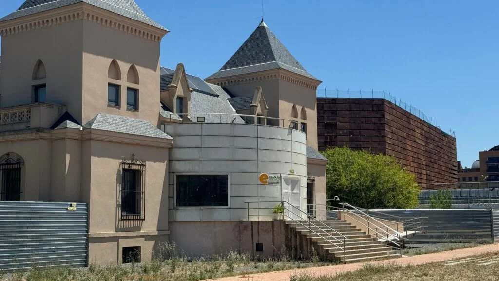 Candelaria Testa entrega a Jesús Santos el Castillo Pequeño de Valderas