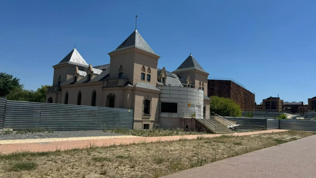 Candelaria Testa entrega a Jesús Santos el Castillo Pequeño de Valderas