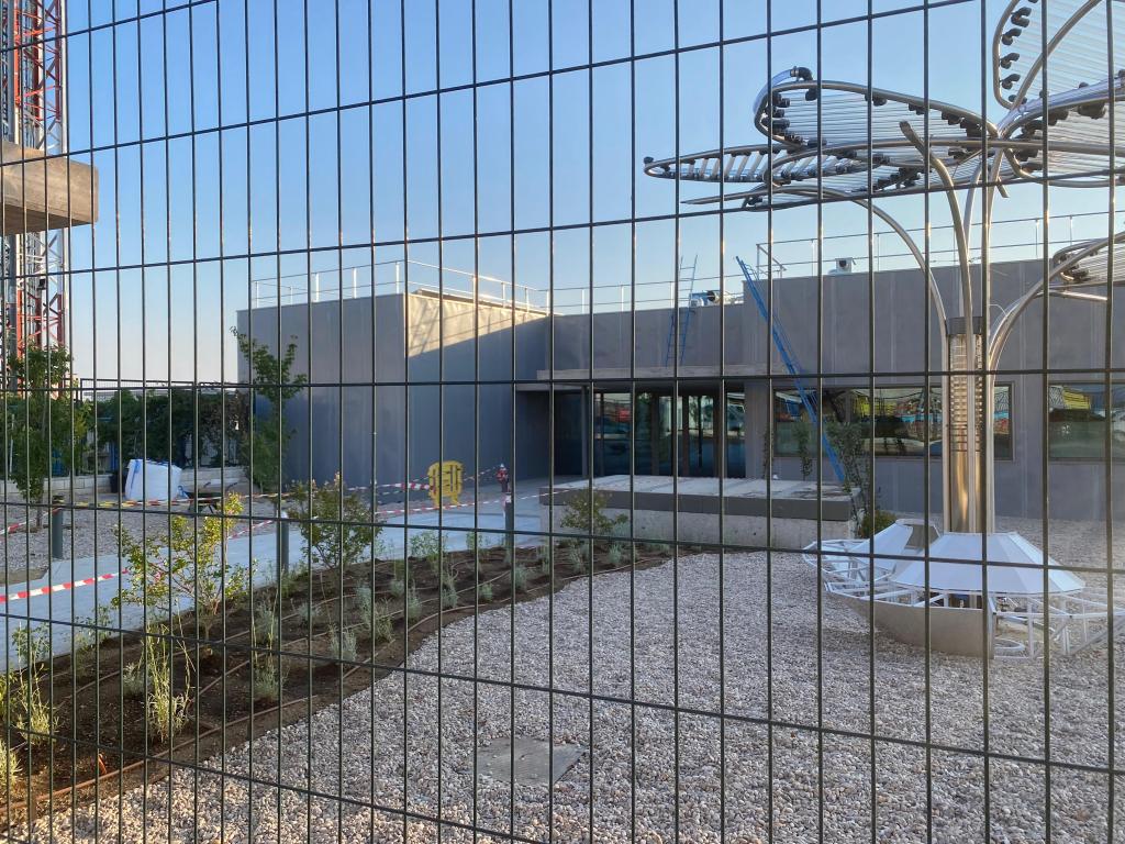 El teniente de Alcalde de Alcorcón “se monta” un gimnasio al aire libre en la nueva sede de ESMASA 