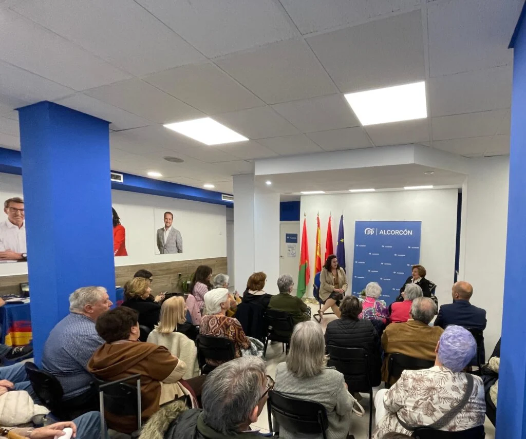 Isabel Hernández López presenta su nuevo libro “Entre el Azul y el Rojo” en la Sede del PP de Alcorcón