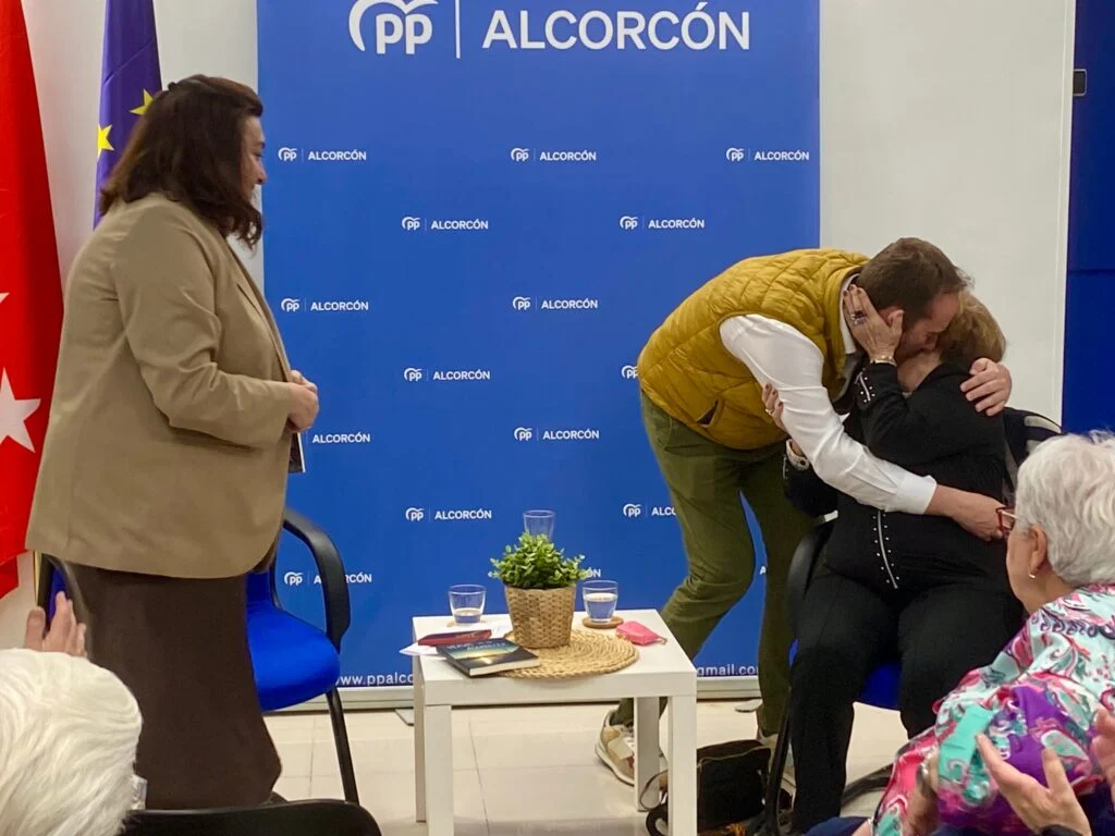 Isabel Hernández López presenta su nuevo libro “Entre el Azul y el Rojo” en la Sede del PP de Alcorcón