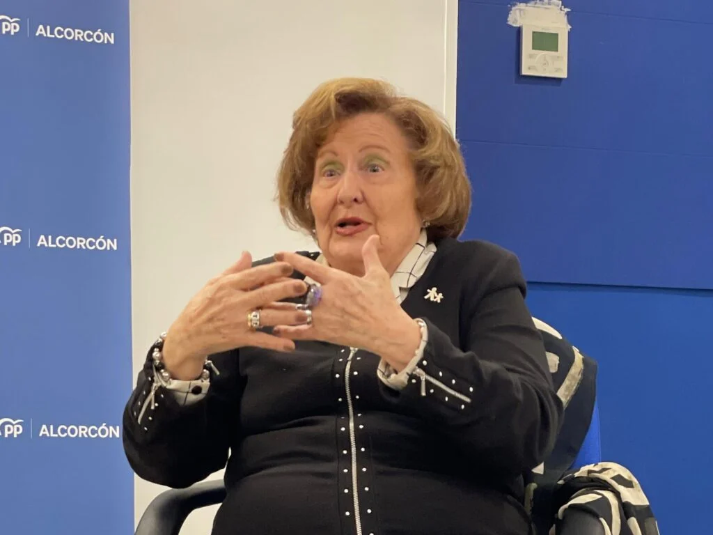 Isabel Hernández López presenta su nuevo libro “Entre el Azul y el Rojo” en la Sede del PP de Alcorcón