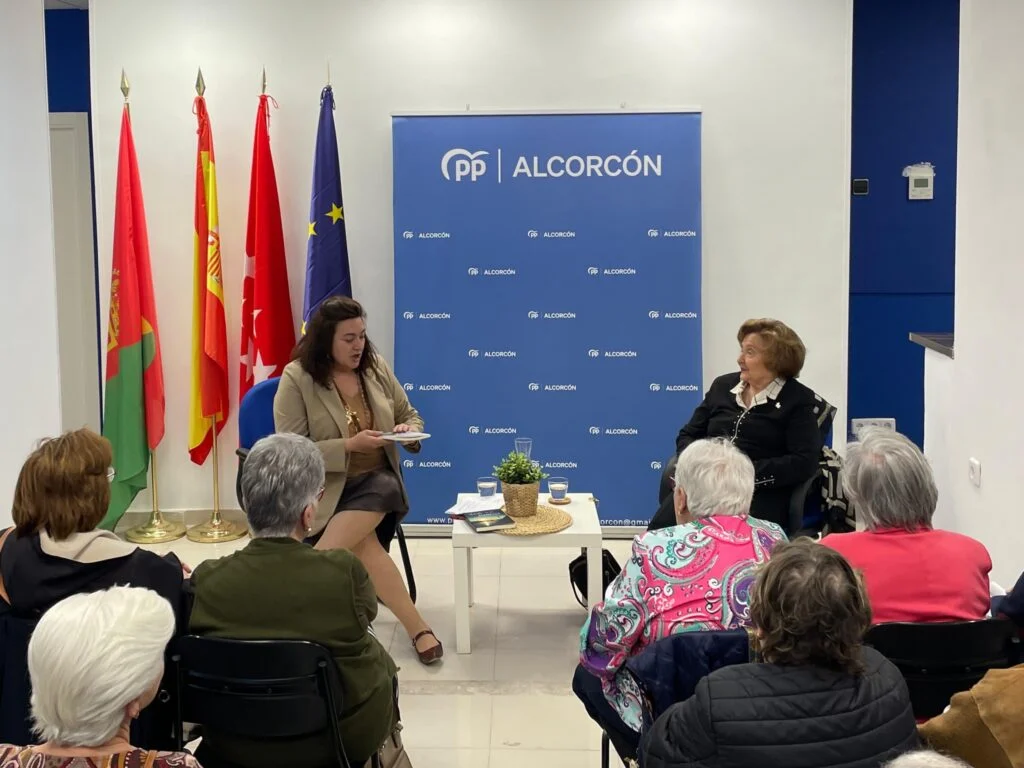 Isabel Hernández López presenta su nuevo libro “Entre el Azul y el Rojo” en la Sede del PP de Alcorcón