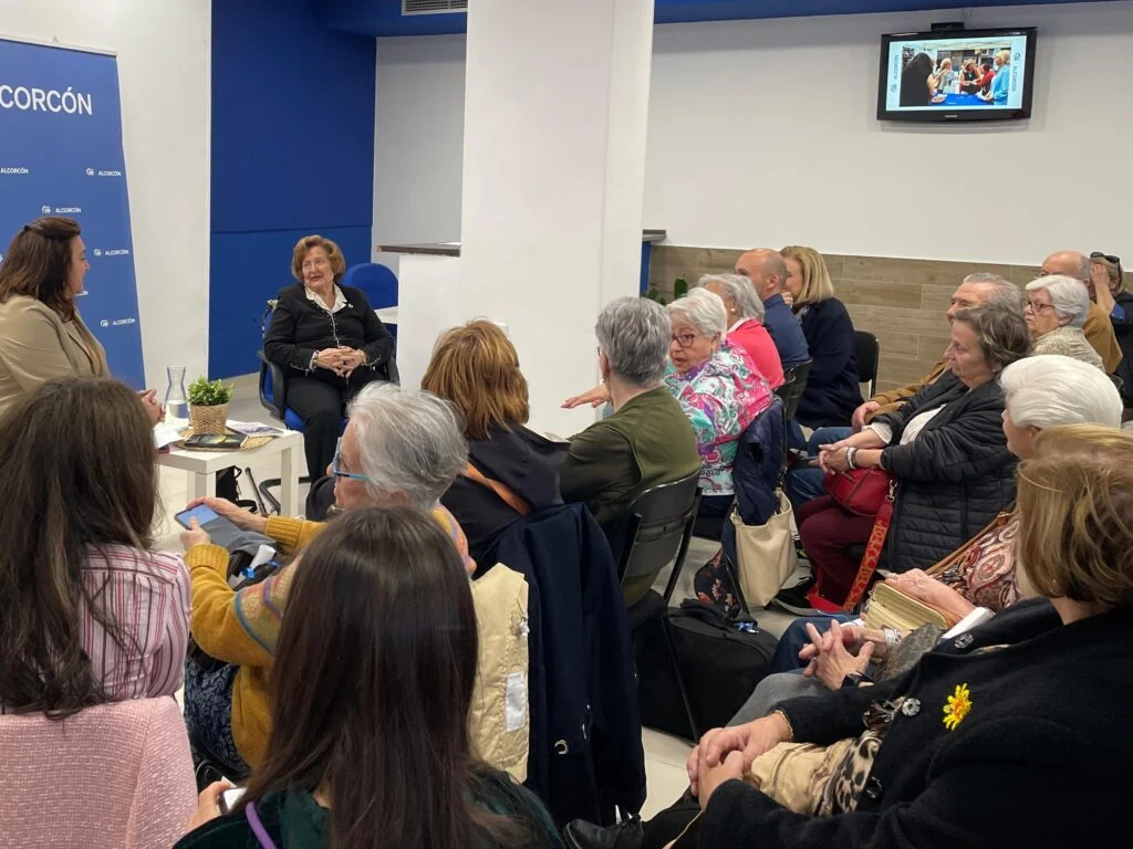 Isabel Hernández López presenta su nuevo libro “Entre el Azul y el Rojo” en la Sede del PP de Alcorcón