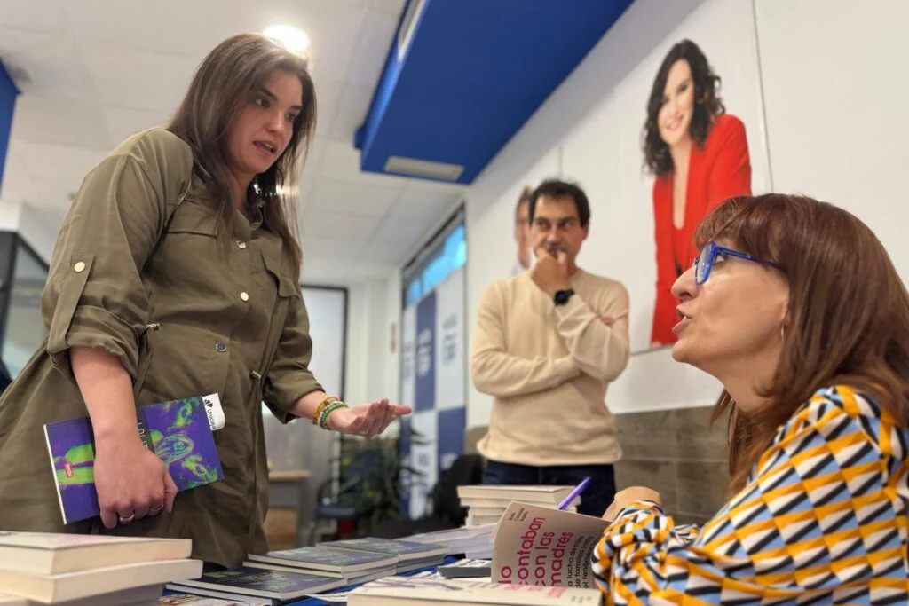 “No contaban con las madres” llega a la sede del PP de Alcorcón de la mano de su autora, Nuria Coronado