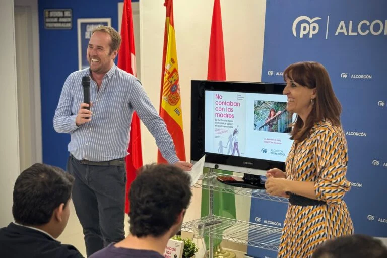 “NO CONTABAN CON LAS MADRES” LLEGA A LA SEDE DEL PP DE ALCORCÓN DE LA MANO DE SU AUTORA, NURIA CORONADO