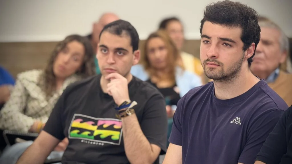 “No contaban con las madres” llega a la sede del PP de Alcorcón de la mano de su autora, Nuria Coronado