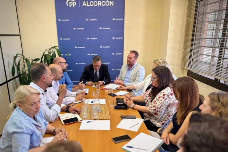 ALFONSO SERRANO EN ALCORCÓN: “LA CIUDAD ESTÁ PARALIZADA POR UN GOBIERNO SOCIALISTA EN DESCOMPOSICIÓN”