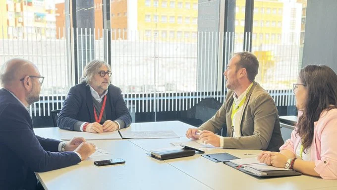 Cuatro Vientos contará con 12 marquesinas, refugios de sombra y aseos para los usuarios de autobús