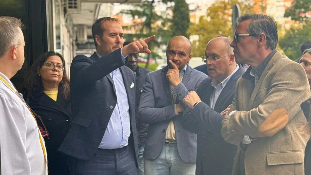Roberto Marín Vergara lidera la defensa de los vecinos de Alcorcón frente al “tasazo de basuras” con el apoyo de Miguel Tell…