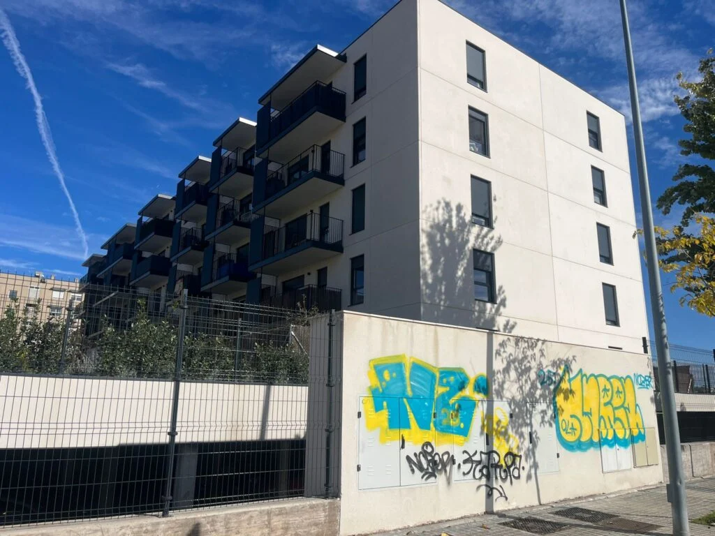 “Acabamos de entrar a vivir y ya está lleno de pintadas”: vecinos del Plan Vive reclaman mayor limpieza