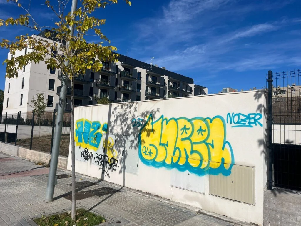 “Acabamos de entrar a vivir y ya está lleno de pintadas”: vecinos del Plan Vive reclaman mayor limpieza