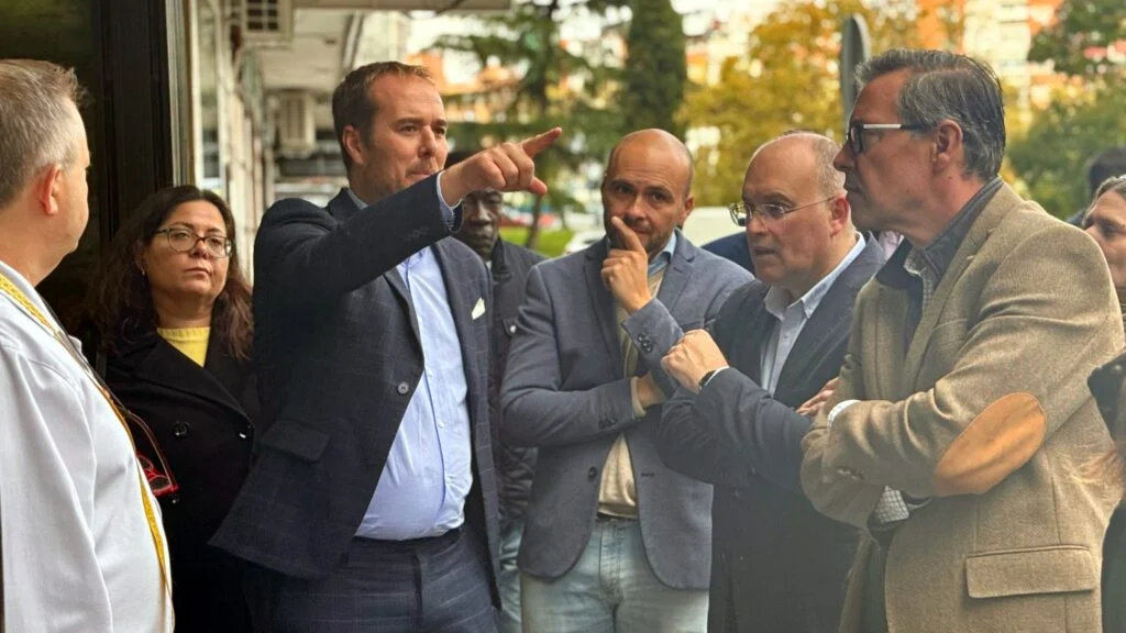 El PP de Alcorcón se une a los vecinos del Parque Lisboa en defensa de la Plaza de Orense: “la fuente se queda”