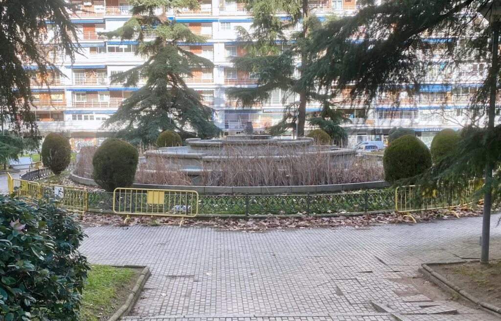 El PP de Alcorcón se une a los vecinos del Parque Lisboa en defensa de la Plaza de Orense: “la fuente se queda”