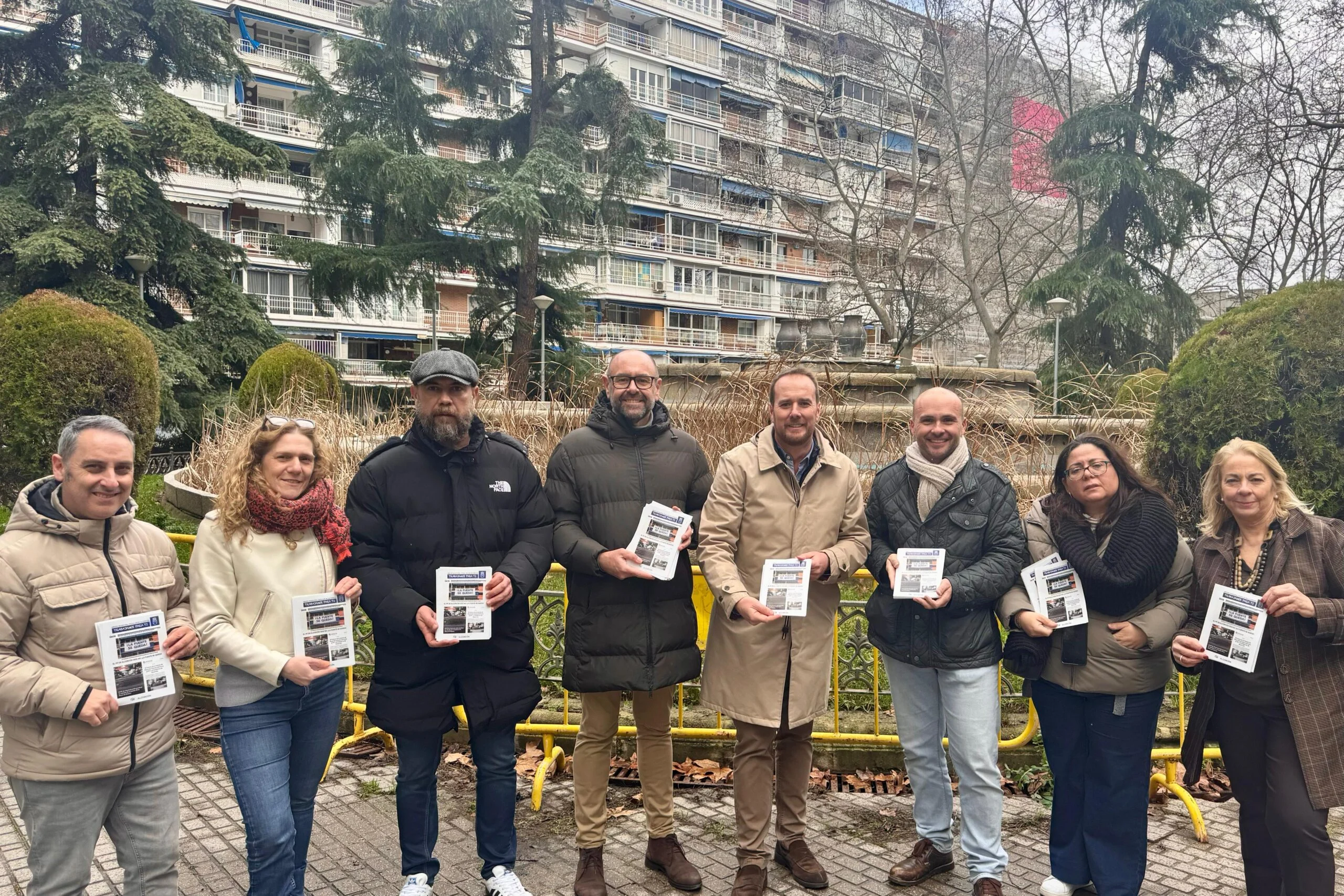 “La fuente se queda”: del Pleno a la calle, el PP de Alcorcón defiende puerta a puerta la Plaza de Orense.