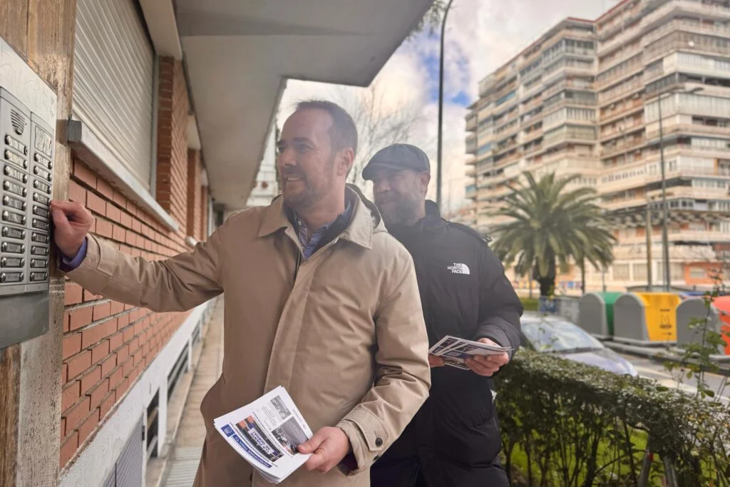 “La fuente se queda”: del Pleno a la calle, el PP de Alcorcón defiende puerta a puerta la Plaza de Orense.
