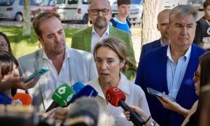 Cuca gamarra se reúne con los vecinos de la calle praga y el PP lleva al pleno la recuperación de las oficinas de policía de barrio