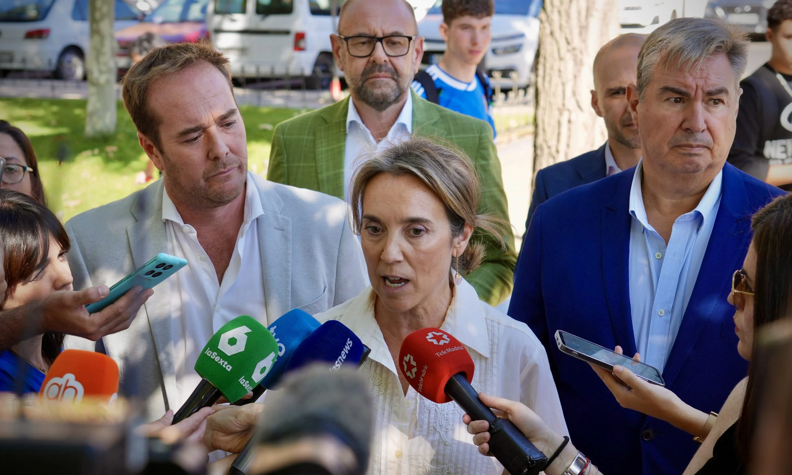 Cuca gamarra se reúne con los vecinos de la calle praga y el PP lleva al pleno la recuperación de las oficinas de policía de barrio