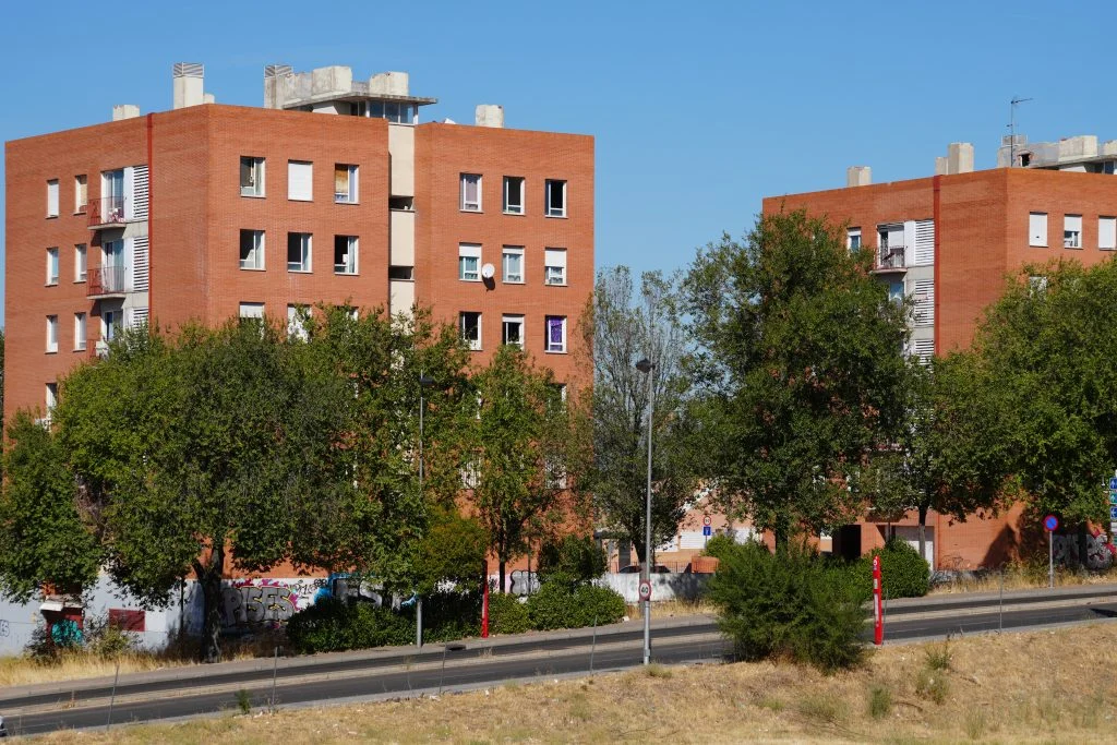 Cuca gamarra se reúne con los vecinos de la calle praga y el PP lleva al pleno la recuperación de las oficinas de policía de…
